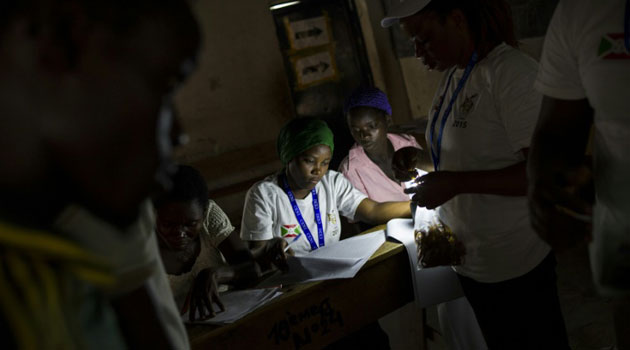 Staff from the independent national electoral commission count ballots in the Kinama neighbourhood in Bujumbura, on June 29, 2015/AFP