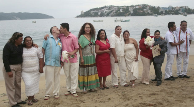 Twenty gay and lesbian couples have married in a mass wedding on an Acapulco beach, one month after Mexico's top court all but legalized same-sex marriage nationwide  © AFP