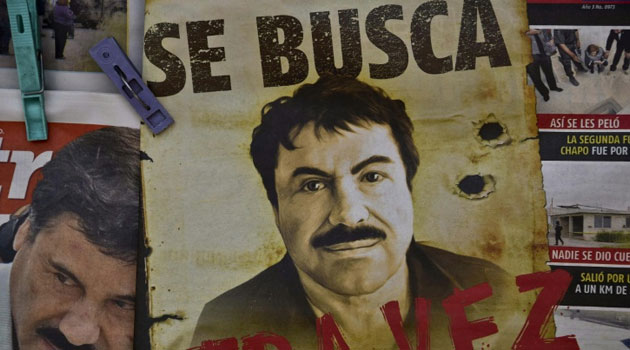 A poster with the face of Mexican drug lord Joaquin "El Chapo" Guzman, reading "Wanted, Again", is displayed at a newsstand in one Mexico City's major bus terminals on July 13, 2015 © AFP