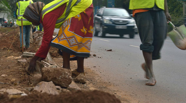 The 'Kidero grass' gained more attention when signs were erected asking city residents to keep off the 'grass' when all they could see were mounds of soil/CFM