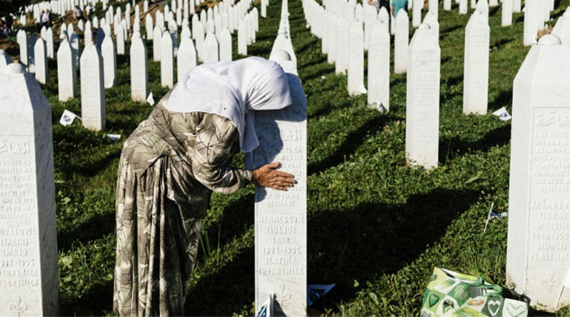 A Bosnian woman mourns at the grave of a relative at the Potocari Memorial Centre near Srebrenica, on July 11, 2015 © AFP