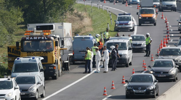 Police prepare to tow a refrigerated truck from a highway near Neusiedl am See, Austria, on August 27, 2015, following the grim discovery of 71 bodies © AFP