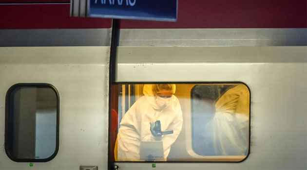 Police investigate the crime scene inside a Thalys train of French national railway operator SNCF at the main train station in Arras, northern France, on August 21, 2015  © AFP