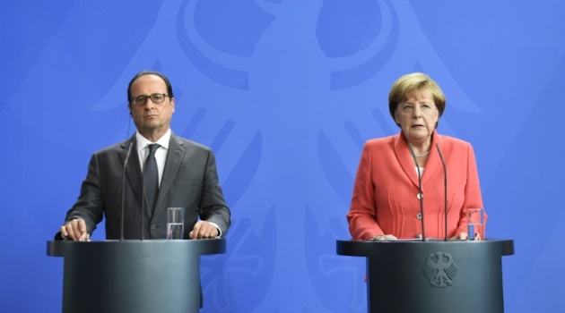 German Chancellor Angela Merkel (R) and French President Francois Hollande want a unified European response to the refugee crisis/AFP  