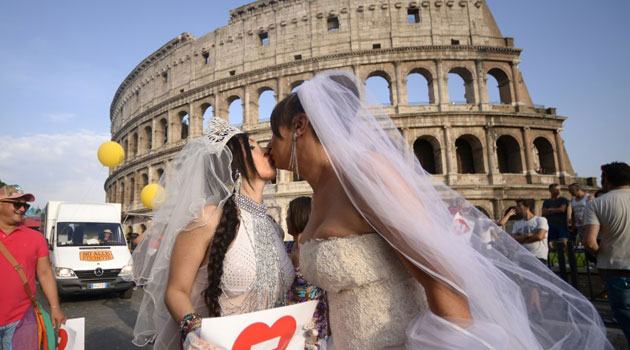 A gay couple wedding/FILE