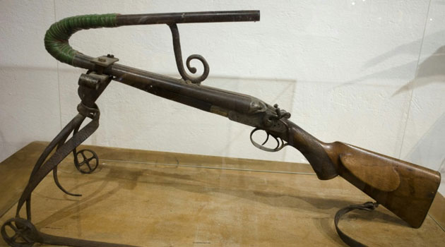 A suicide-selfie rifle is displayed at the 'Nonseum' museum in the Austrian village of Herrnbaumgarten, on August 12, 2015/AFP