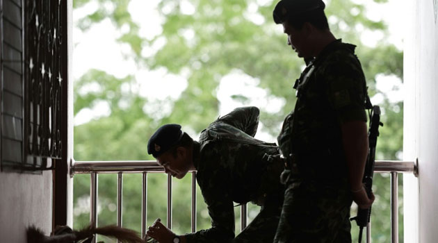 Soldiers take part in a search operation at apartment blocks on the outskirts of Bangkok, on August 30, 2015/AFP