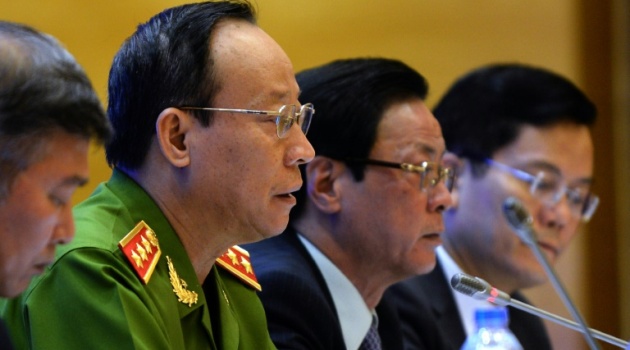 Vietnam's Deputy Minister of Public Security Le Quy Vuong (2nd L) speaks during a press conference on the presidential amnesty, in Hanoi, on August 28, 2015/AFP 