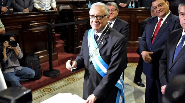 Guatemala's new President Alejandro Maldonado Aguirre is sworn in at the Congress in Guatemala City on September 3, 2015/AFP