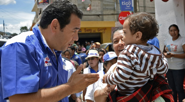 Jimmy Morales, presidential candidate for the National Front of Convergence party, greets supporters during a campaign rally in Mataquescuintla municipality, Jalapa department, Guatemala, August 28, 2015/AFP