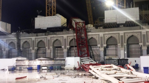 A picture taken on September 11, 2015 in Saudi Arabia's holy Muslim city of Mecca shows a construction crane after it crashed into the Grand Mosque/AFP  