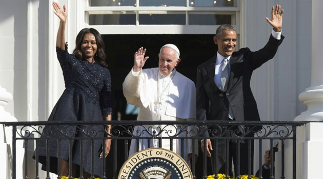 US President Barack Obama, First Lady Michelle Obama and Pope Francis wave during an arrival ceremony on the South Lawn of the White House in Washington, DC, September 23, 2015  © AFP