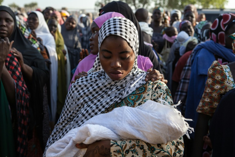 Nigerian women queue to receive humanitarian aid in Yola after fleeing Boko Haram attacks in 2014/AFP