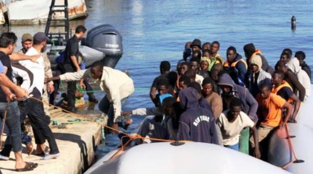  Libyan coastguards tie up a boat carrying rescued migrants at a naval base near Tripoli on September 29, 2015/AFP 