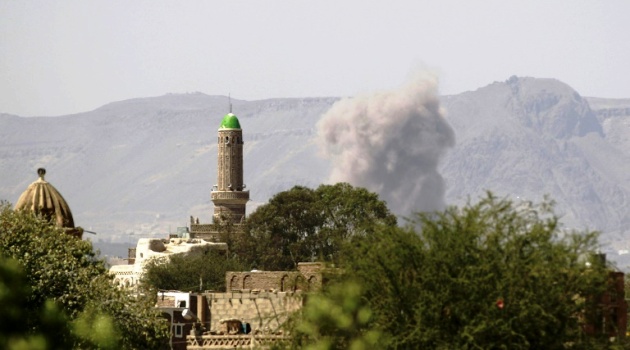  Smoke billows from an arms depot in the Yemeni capital Sanaa on September 23, 2015 following an air strike by the Saudi-led coalition/AFP