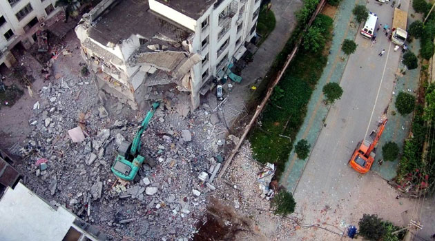 A damaged building is seen a day after a series of blasts in Liucheng county in Liuzhou, south China's Guangxi province on October 1, 2015  © AFP