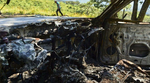 A truck burned during the hunt for escaped drug lord Joaquin "El Chapo" Guzman at the Comedero Colorado ranch, in the municipality of Tamazula, Durango State, on October 18, 2015  © AFP