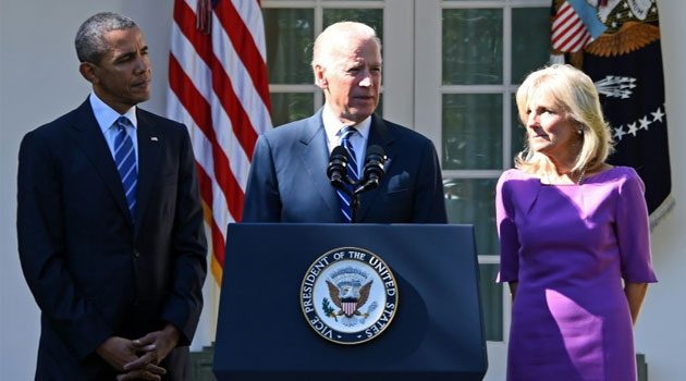 US Vice President Joe Biden (R), flanked by US President Barack Obama, says he will not run for the presidency on October 21, 2015, in Washington, DC © AFP 