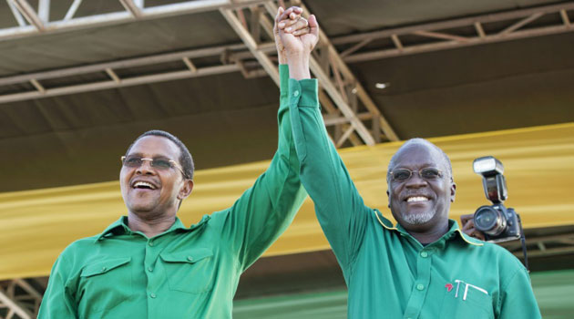 Outgoing Tanzanian president Jakaya Kikwete (L) introduces presidential candidate John Magufuli at a rally by ruling party Chama Cha Mapinduzi in Dar es Salaam on October 23, 2015/AFP