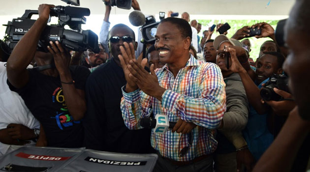 Jude Celestine of the LAPEH political party, considered the frontrunner in a huge field of 54 Haitian presidential candidates, votes in Port-au-Prince on October 25, 2015  © AFP