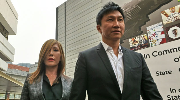 City Harvest Church founder Kong Hee (R) arrives with his pop-singer wife Ho Yeow Sun (L) at the district state court in Singapore on October 21, 2015  © AFP