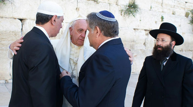 Pope Francis (2nd L) hugs Rabbi Abraham Skorka (2nd R) and Imam Omar Abboud, leaders in the Argentine Jewish and Islamic communities, at the Western Wall in Jerusalem's Old City, in May 2014  © Vatican press office/AFP/File -