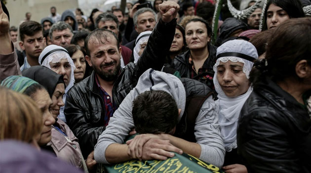 Turkish relatives mourn near the coffin of a victim of the twin bombings in Ankara, during the funeral in Istanbul, on October 11, 2015  © AFP 