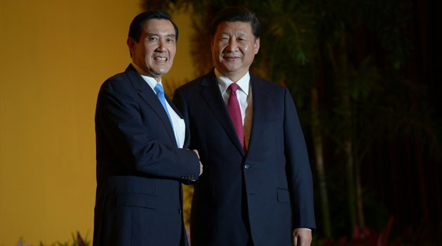 Chinese President Xi Jinping (R) shakes hands with Taiwan's President Ma Ying-jeou during their meeting at Shangrila hotel in Singapore, on November 7, 2015 /AFP