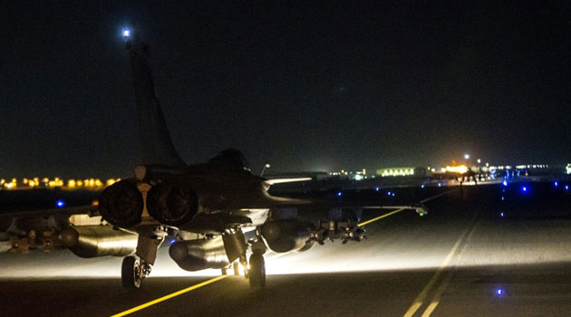 A French army Rafale fighter takes off from the United Arab Emirates to bomb Raqa on November 15, 2015 © ECPAD/AFP/File