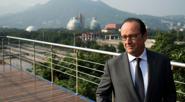 French President Francois Hollande visits the Chonqing Sino-French Tangjiatuo Waste Water Treatment facility, on November 2, 2015/AFP
