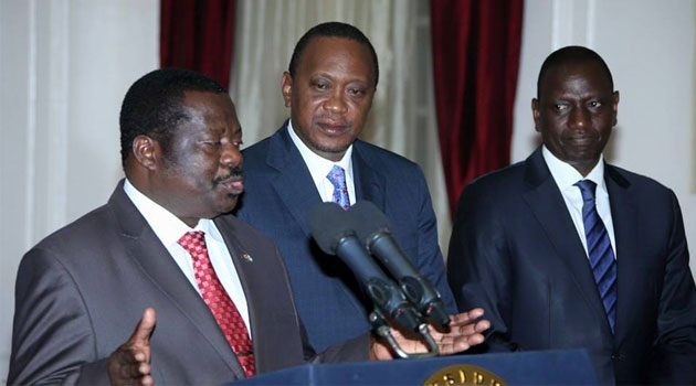 KNUT National Chairman Mudzo Nzili speaking at State House after the meeting. President Kenyatta, his deputy Ruto look on. Photo/ PSCU