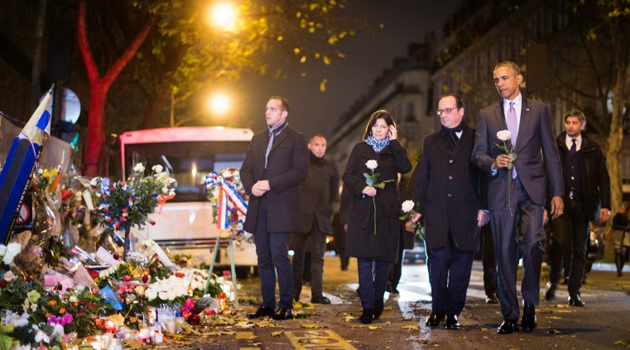 US President Barack Obama (R) pays his respects with French President Francois Hollande (2nd R) and Paris Mayor Anne Hidalgo (3rd R) at a memorial outside the Bataclan in Paris , France, November 30, 2015/AFP