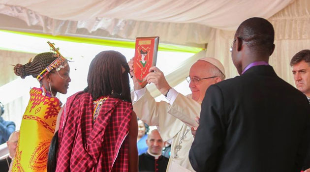 The youth gave the Pope a gift of rosaries with which they had used to pray for more than a month. Photo/ PSCU