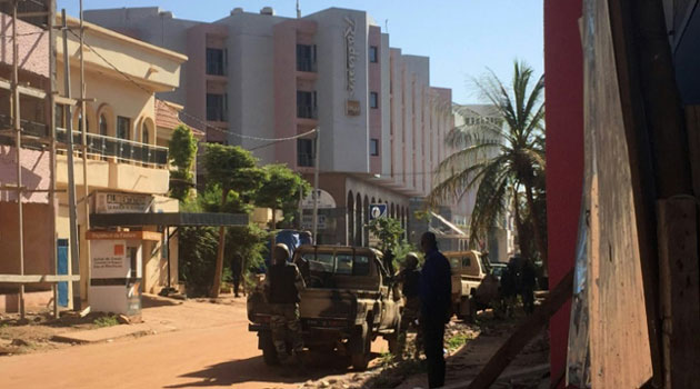 Malian troops take position outside the besieged Radisson Blu hotel in Bamako on November 20, 2015 © AFP