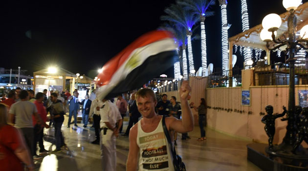 A Russian tourist pictured waving an Egyptian flag in the Red Sea resort Sharm el-Sheikh on November 7, 2015/AFP