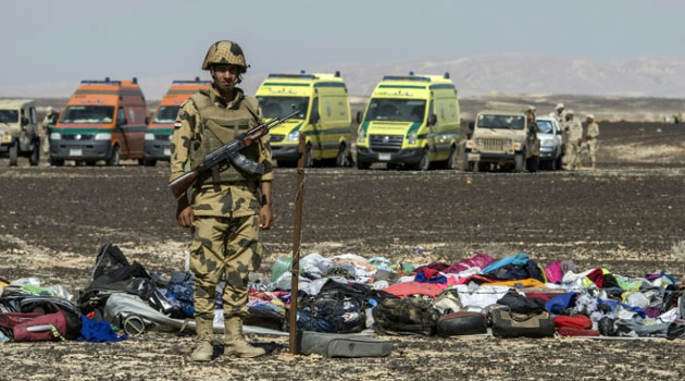 An Egyptian soldier stands guard next to the luggage and belongings of passengers of the crashed Russian airliner in Wadi al-Zolomat, a mountainous area in the Sinai Peninsula on November 1, 2015  © AFP