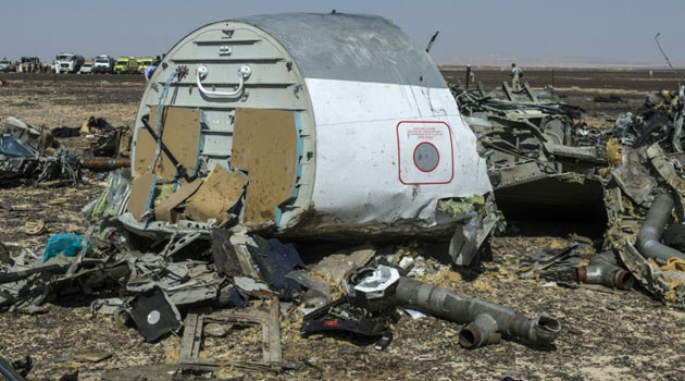 Debris from the Russian A321 at the site of the crash in Wadi el-Zolmat on November 1, 2015  © AFP