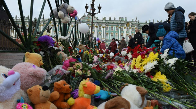 People place flowers at Dvortsovaya Square in central St. Petersburg on November 2, 2015, in memory of the victims of the passenger plane crash in Sinai, Egypt/AFP