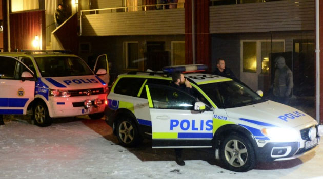 Swedish police pictured outside a house used as a temporary shelter for asylum seekers in Boliden on November 19, 2015, after police raided the house  © TT News Agency/AFP