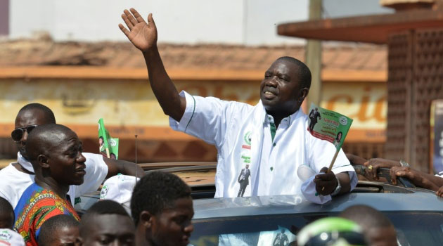 Central African Republic presidential candidate Agustin Agou waves at supporters during a campaign rally in Bangui on December 25, 2015 ahead of the country's presidential election © AFP