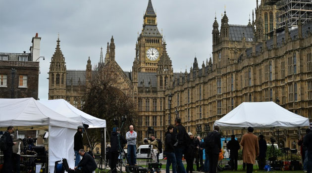 News crews gather outside the Houses of Parliament in London on December 2, 2015, where members of parliament were debating a motion to join air strikes on Islamic State (IS) group targets in Syria/AFP