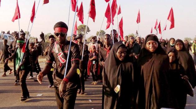 Despite a suicide attack on the procession Shiite Muslims continue to march to mark the festival of Ashura on November 27, 2015 in Dakasoye, northern Nigeria/AFP