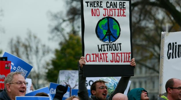 Protesters rally about climate change outside the White House in Washington, DC on November 29, 2015  © AFP