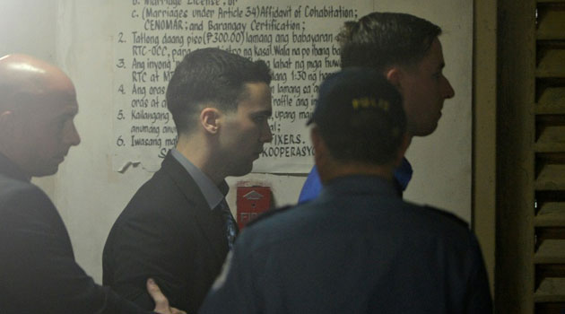 US Marine Private First Class Joseph Scott Pemberton (C) enters a court building to face the verdict of a murder case at the regional trial court in Olongapo City on December 1, 2015/AFP