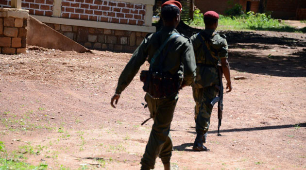 Seleka fighters walk in a street near Bambari/AFP