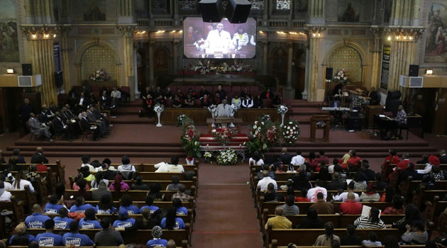 The casket of Bettie Jones is surrounded by flowers during her funeral at New Mount Pilgrim Missionary Baptist Church January 6, 2016 in Chicago, Illinois/AFP