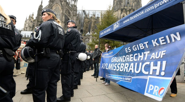 Police secures the area as members of local far-right group Pro NRW protest in front of the main train station and Cathedral in Cologne, on January 6, 2016 © AFP