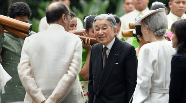 Japan's Emperor Akihito (C), his wife Empress Michiko (2nd R) and Philippine President Benigno Aquino (L) listen to a bamboo orchestra during a welcoming ceremony at the Malacanang Palace in Manila on January 27, 2016  © AFP