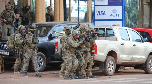 French special forces take position near the Splendid hotel in Ouagadougou on January 16, 2016 following an attack by Al-Qaeda linked gunmen/AFP