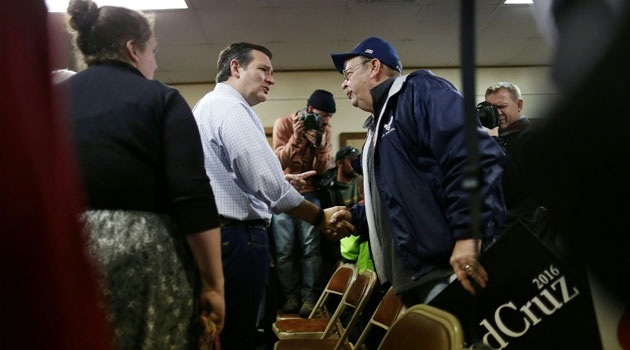 Republican presidential candidate Ted Cruz greets people during a campaign event on January 25, 2016 in Maquoketa, Iowa/AFP